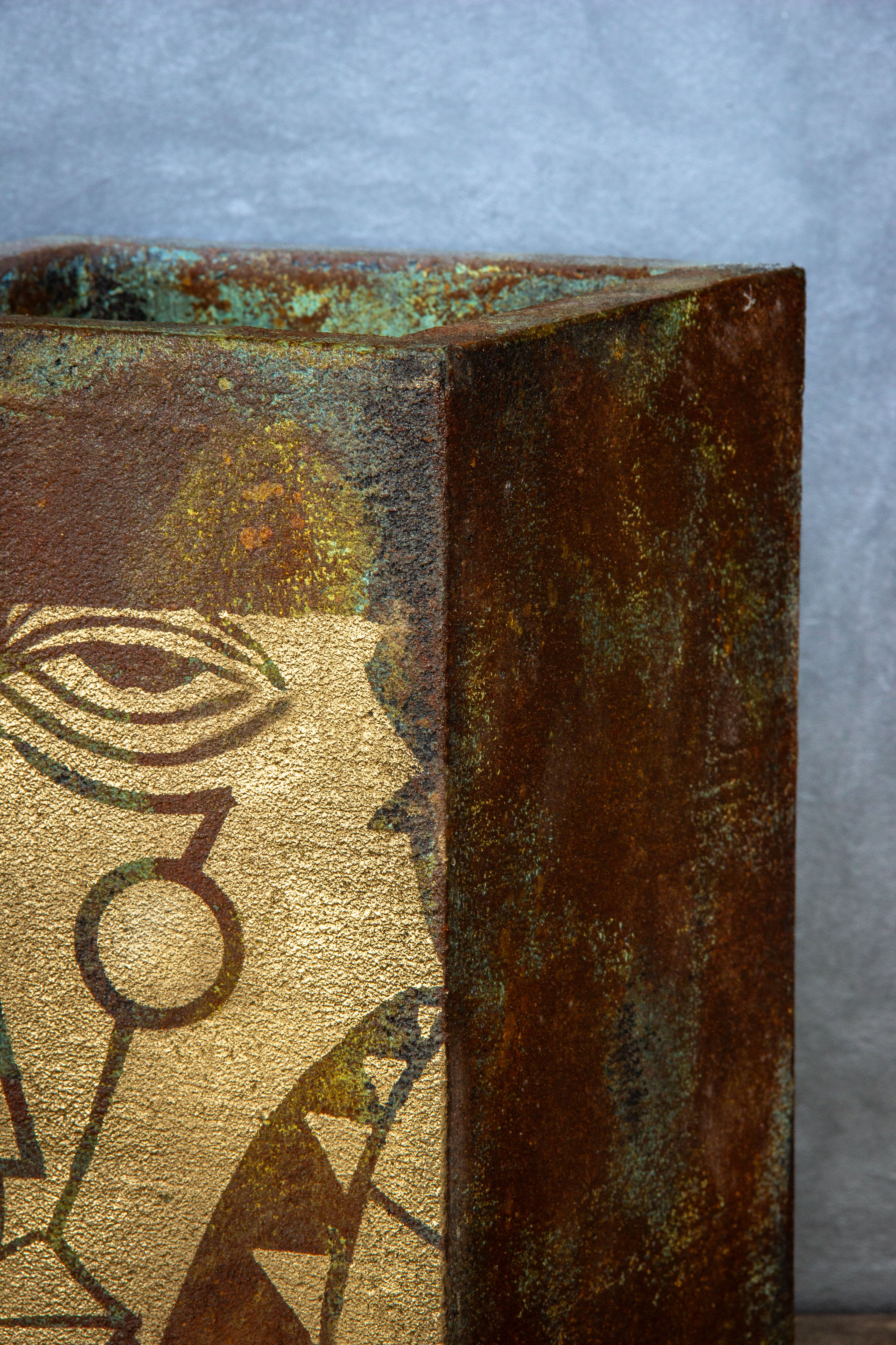 Ekskluzywna osłonka z ręcznie malowanym złotym motywem artystycznym i efektem kortenu